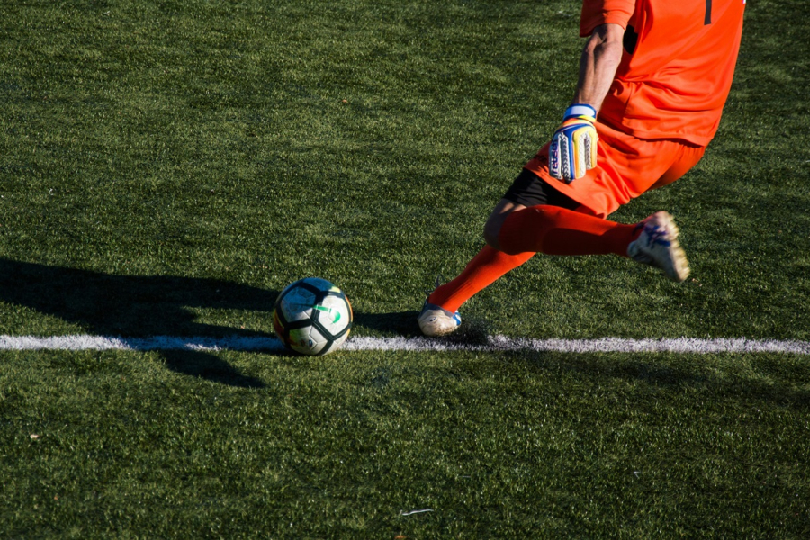 B klasa: Derby dla Czarnych, ważne zwycięstwo Unii. Walka o szczyt trwa [WYNIKI]